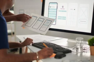UX Designer sedang berdiskusi